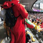 レッドドラゴンの着ぐるみを着たウェールズサポーター。暑かっただろうな。