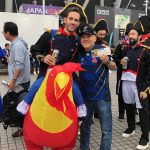 上がナポレオン! 下がフランスラグビーのエンブレム・ニワトリのサポーター! 座席に座れるのか…。